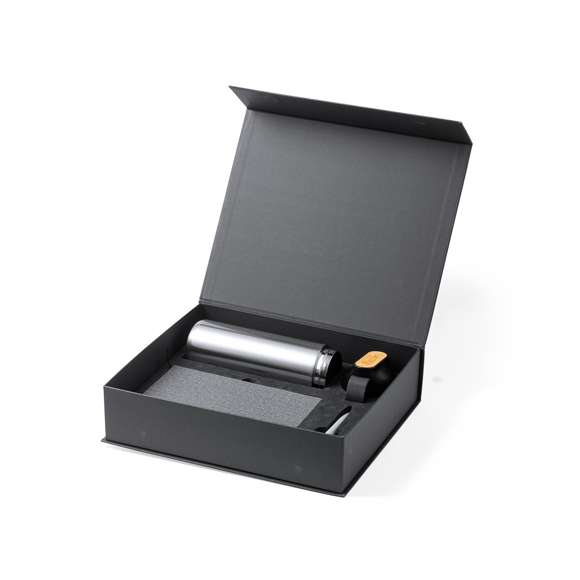Elegante set premium que incluye:  Termo de doble capa en acero inoxidable de acabado mate y de 640 ml de capacidad, con detalle de bambú en el tapón para marcaje.  Bloc de notas en suave polipiel, con soporte para smartphone integrado en la portada y detalle en bambú para marcaje. Incluye cierre elástico, marcapáginas y soporte para bolígrafo a juego. Interior con 80 hojas de disposición a una raya.  Bolígrafo en aluminio de acabado mate con detalle en bambú para marcaje, de mecanismo giratorio y tinta azul. Presentado en estuche individual de acabado mate y cierre magnético, con troquelado interior para cada uno de los elementos del set.
