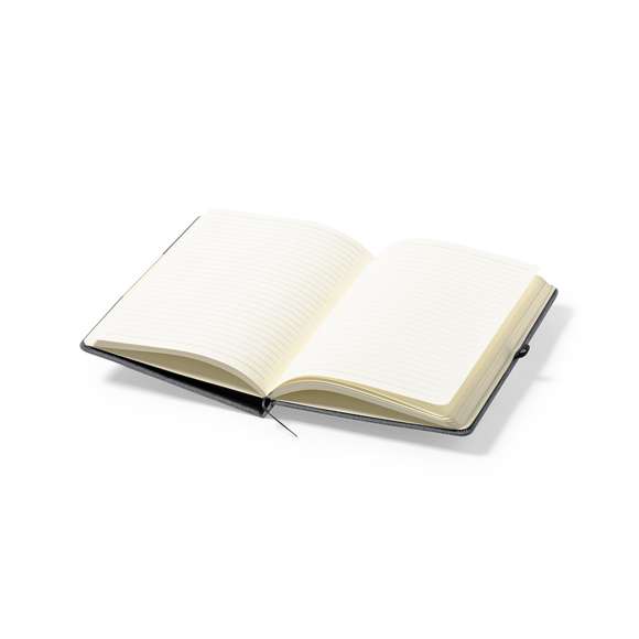 Elegante set premium que incluye:  Termo de doble capa en acero inoxidable de acabado mate y de 640 ml de capacidad, con detalle de bambú en el tapón para marcaje.  Bloc de notas en suave polipiel, con soporte para smartphone integrado en la portada y detalle en bambú para marcaje. Incluye cierre elástico, marcapáginas y soporte para bolígrafo a juego. Interior con 80 hojas de disposición a una raya.  Bolígrafo en aluminio de acabado mate con detalle en bambú para marcaje, de mecanismo giratorio y tinta azul. Presentado en estuche individual de acabado mate y cierre magnético, con troquelado interior para cada uno de los elementos del set.