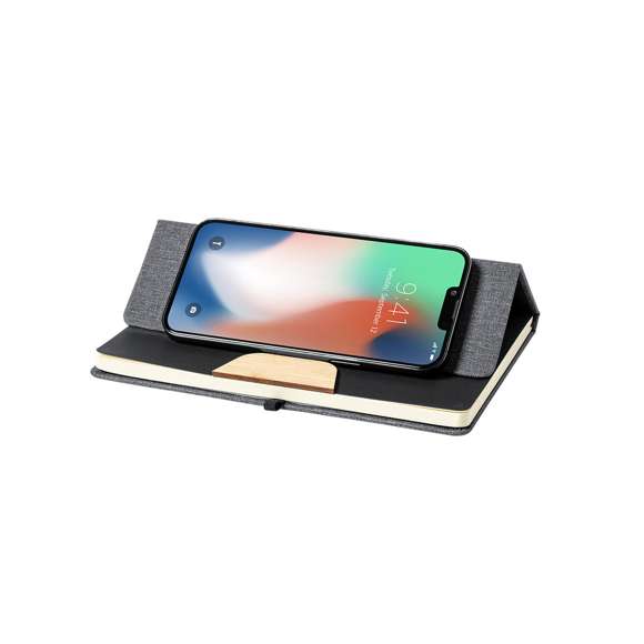 Elegante set premium que incluye:  Termo de doble capa en acero inoxidable de acabado mate y de 640 ml de capacidad, con detalle de bambú en el tapón para marcaje.  Bloc de notas en suave polipiel, con soporte para smartphone integrado en la portada y detalle en bambú para marcaje. Incluye cierre elástico, marcapáginas y soporte para bolígrafo a juego. Interior con 80 hojas de disposición a una raya.  Bolígrafo en aluminio de acabado mate con detalle en bambú para marcaje, de mecanismo giratorio y tinta azul. Presentado en estuche individual de acabado mate y cierre magnético, con troquelado interior para cada uno de los elementos del set.