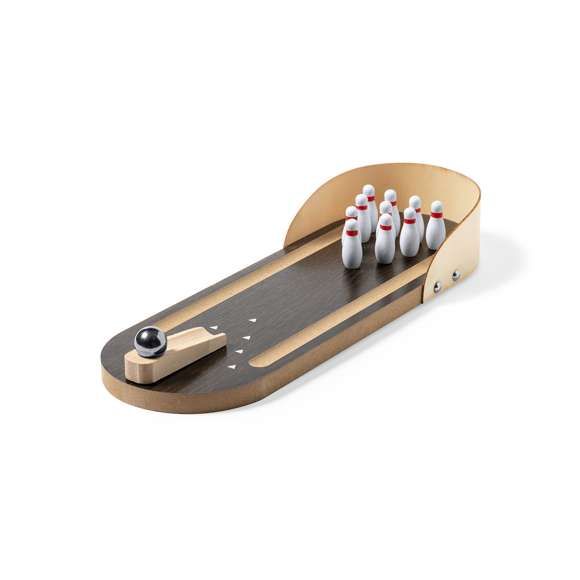 Minijuego de bolos, fabricado en resistente madera. Incluye 10 bolos y bola metálica, con rampa de lanzamiento orientable. Pon a prueba tu habilidad con este divertido y adictivo juego. Presentado en atractiva caja individual de diseño y con acabado kraft.