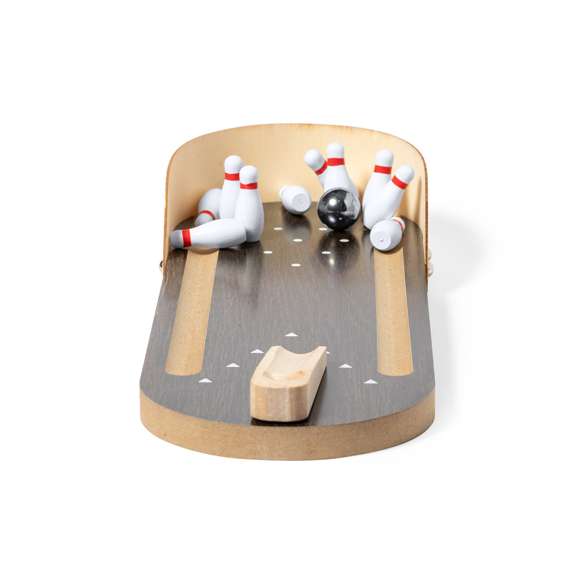 Minijuego de bolos, fabricado en resistente madera. Incluye 10 bolos y bola metálica, con rampa de lanzamiento orientable. Pon a prueba tu habilidad con este divertido y adictivo juego. Presentado en atractiva caja individual de diseño y con acabado kraft.
