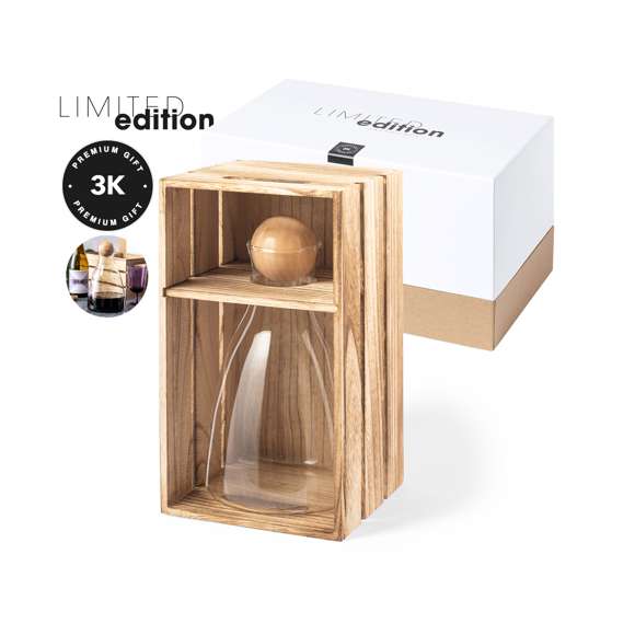 Elegante decantador Limited Edition. Una sofisticada y sorprendente pieza de diseño cuyo diseño lo convierte en un auténtico objeto de decoración. Un elegante e inspirador estilo fabricado en borosilicato de la más alta gama y tapón redondo en madera. De 1,7 Litros de capacidad. Incluye distinguida caja de presentación en madera rústica.  De la perfecta combinación entre exclusividad y diseño, nace Limited Edition, una colección especial de ideas promocionales de edidición limitada. Un nuevo concepto, inspirado en la fusión de artículos premium con las últimas y más novedosas tendencias y que cuenta con una seleción limitada de unidades, convirtiendo así un regalo en una experiencia única e inolvidable.  Exclusivo estuche de presentación Limited Edition, con diseño protegido por derechos de propiedad industrial.  Incluida tarjeta con descripción de Limited Edition en cartón reciclado.