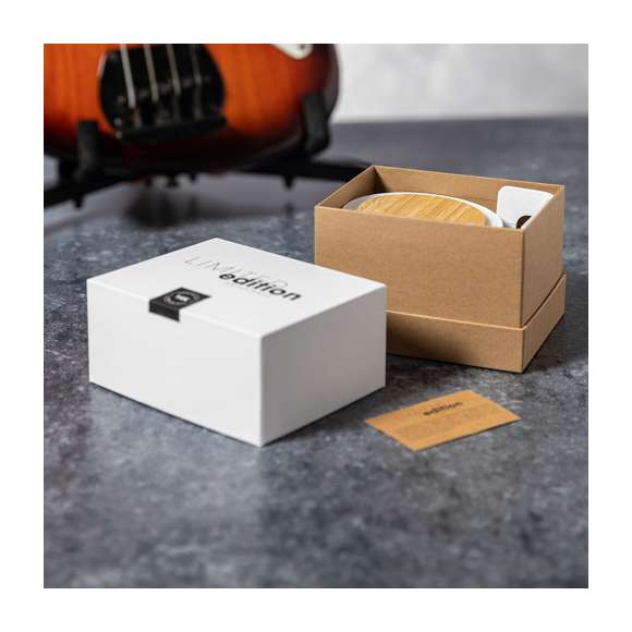 Lámpara multifunción Limited Edition con función altavoz, cargador inalámbrico y soporte para dispositivos móviles. Un moderno y sostenible diseño fabricado en bambú y carcasa en resistente ABS y caña de trigo, para así fomentar la utilización de materias primas naturales y reducir las emisiones contaminantes. Incluye función cargador inalámbrico 10W y lámpara de 12 ledes, con intensidad de luz regulable. Compatible con dispositivos móviles de carga inalámbrica, incluye cable cargador USB C de 100 cm. Altavoz Bluetooth con 3W de potencia. Disponible manual de instrucciones en Español e Inglés.  De la perfecta combinación entre exclusividad y diseño, nace Limited Edition, una colección especial de ideas promocionales de edidición limitada. Un nuevo concepto, inspirado en la fusión de artículos premium con las últimas y más novedosas tendencias y que cuenta con una seleción limitada de unidades, convirtiendo así un regalo en una experiencia única e inolvidable.  Exclusivo estuche de presentación Limited Edition, con diseño protegido por derechos de propiedad industrial.  Incluida tarjeta con descripción de Limited Edition en cartón reciclado.