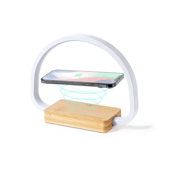 Lámpara cargador de diseño eco. Fabricada en bambú procedente de cortes naturales y con base antideslizante. Cargador inalámbrico 10W integrado. Incluye 52 LEDs y 3 posiciones de iluminación (cálida, fría y media), con intensidad de luz regulable. Compatible con dispositivos móviles de carga inalámbrica y conexión USB. Incluye cable cargador Tipo C y viene presentada en una atractiva caja de diseño eco. Disponible manual de instrucciones en español e inglés.