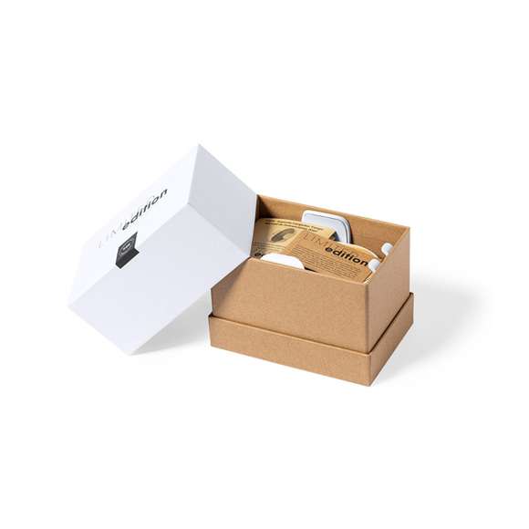 Soporte Cargador Inalámbrico de Coche Limited Edition. Un estilo innovador, donde sostenibilidad, diseño y última tecnología se combinan en una calidad premium. Fabricado en bambú y carcasa en resistente ABS y caña de trigo, para así fomentar la utilización de materias primas naturales y reducir las emisiones contaminantes. Con cargador inalámbrico de 15W. Compatible con dispositivos móviles de carga inalámbrica, con cable cargador USB C de 100 cm y manual de instrucciones en Español e Inglés incluidos.  De la perfecta combinación entre exclusividad y diseño, nace Limited Edition, una colección especial de ideas promocionales de edidición limitada. Un nuevo concepto, inspirado en la fusión de artículos premium con las últimas y más novedosas tendencias y que cuenta con una seleción limitada de unidades, convirtiendo así un regalo en una experiencia única e inolvidable.  Exclusivo estuche de presentación Limited Edition, con diseño protegido por derechos de propiedad industrial.  Incluida tarjeta con descripción de Limited Edition en cartón reciclado.