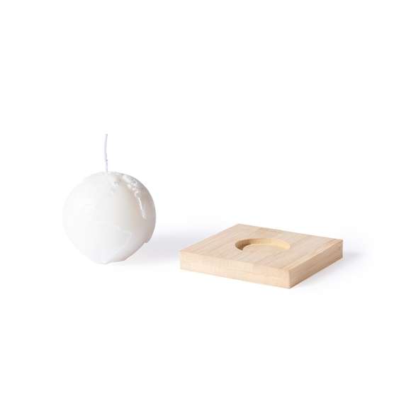 Vela aromática Limited Edition. Envolverse en la sensación de encedender una vela y trasladarse a través de su aroma a vainilla y diseño de bola del mundo. Un regalo ideal para crear ambientes de calma, despertar infinidad de sentimientos y sensaciones o formar parte de la decoración. Incluye base de soporte en bambú natural.  De la perfecta combinación entre exclusividad y diseño, nace Limited Edition, una colección especial de ideas promocionales de edidición limitada. Un nuevo concepto, inspirado en la fusión de artículos premium con las últimas y más novedosas tendencias y que cuenta con una seleción limitada de unidades, convirtiendo así un regalo en una experiencia única e inolvidable.  Exclusivo estuche de presentación Limited Edition,’, con diseño protegido por derechos de propiedad industrial.  Incluida tarjeta con descripción de Limited Edition en cartón reciclado.