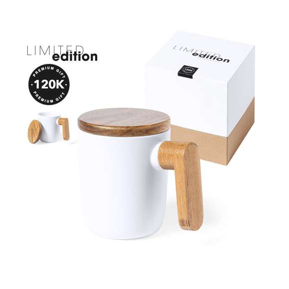 Taza con detalles en madera natural Limited Edition. Un atractivo diseño que combina estilos modernos y tradicionales que la convierten en una maravillosa pieza que aporta el toque suave y perfecto a cada sorbo de tu bebida. Con asa y tapa de madera natural a juego. De 350 ml de capacidad.  De la perfecta combinación entre exclusividad y diseño, nace Limited Edition, una colección especial de ideas promocionales de edidición limitada. Un nuevo concepto, inspirado en la fusión de artículos premium con las últimas y más novedosas tendencias y que cuenta con una seleción limitada de unidades, convirtiendo así un regalo en una experiencia única e inolvidable.  Exclusivo estuche de presentación Limited Edition, con diseño protegido por derechos de propiedad industrial.  Incluida tarjeta con descripción de Limited Edition en cartón reciclado.