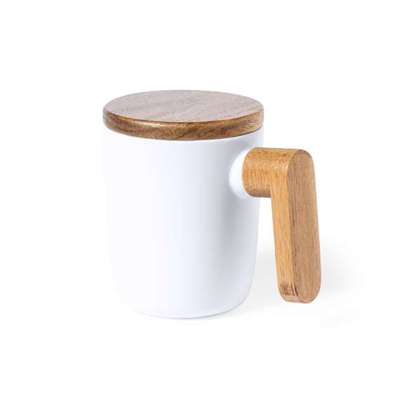 Taza con detalles en madera natural Limited Edition. Un atractivo diseño que combina estilos modernos y tradicionales que la convierten en una maravillosa pieza que aporta el toque suave y perfecto a cada sorbo de tu bebida. Con asa y tapa de madera natural a juego. De 350 ml de capacidad.  De la perfecta combinación entre exclusividad y diseño, nace Limited Edition, una colección especial de ideas promocionales de edidición limitada. Un nuevo concepto, inspirado en la fusión de artículos premium con las últimas y más novedosas tendencias y que cuenta con una seleción limitada de unidades, convirtiendo así un regalo en una experiencia única e inolvidable.  Exclusivo estuche de presentación Limited Edition, con diseño protegido por derechos de propiedad industrial.  Incluida tarjeta con descripción de Limited Edition en cartón reciclado.