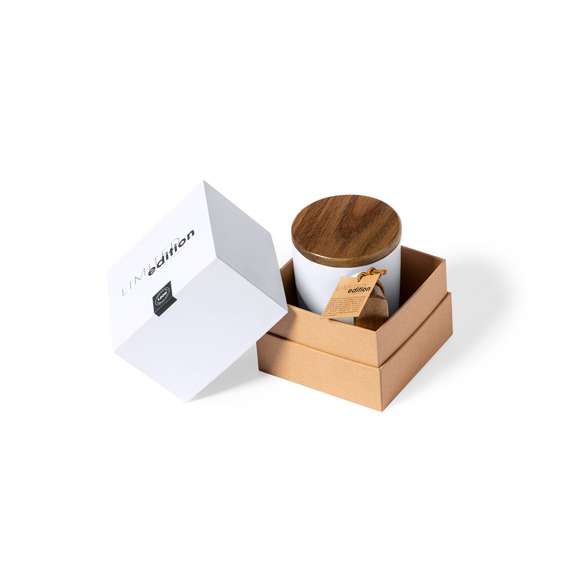 Taza con detalles en madera natural Limited Edition. Un atractivo diseño que combina estilos modernos y tradicionales que la convierten en una maravillosa pieza que aporta el toque suave y perfecto a cada sorbo de tu bebida. Con asa y tapa de madera natural a juego. De 350 ml de capacidad.  De la perfecta combinación entre exclusividad y diseño, nace Limited Edition, una colección especial de ideas promocionales de edidición limitada. Un nuevo concepto, inspirado en la fusión de artículos premium con las últimas y más novedosas tendencias y que cuenta con una seleción limitada de unidades, convirtiendo así un regalo en una experiencia única e inolvidable.  Exclusivo estuche de presentación Limited Edition, con diseño protegido por derechos de propiedad industrial.  Incluida tarjeta con descripción de Limited Edition en cartón reciclado.