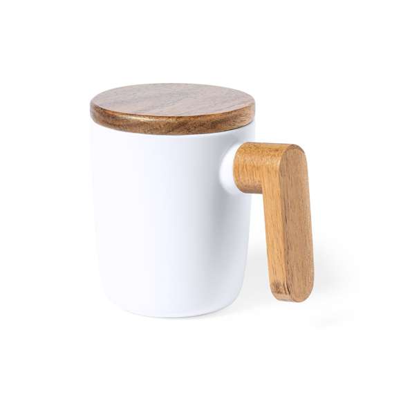 Taza con detalles en madera natural Limited Edition. Un atractivo diseño que combina estilos modernos y tradicionales que la convierten en una maravillosa pieza que aporta el toque suave y perfecto a cada sorbo de tu bebida. Con asa y tapa de madera natural a juego. De 350 ml de capacidad.  De la perfecta combinación entre exclusividad y diseño, nace Limited Edition, una colección especial de ideas promocionales de edidición limitada. Un nuevo concepto, inspirado en la fusión de artículos premium con las últimas y más novedosas tendencias y que cuenta con una seleción limitada de unidades, convirtiendo así un regalo en una experiencia única e inolvidable.  Exclusivo estuche de presentación Limited Edition, con diseño protegido por derechos de propiedad industrial.  Incluida tarjeta con descripción de Limited Edition en cartón reciclado.