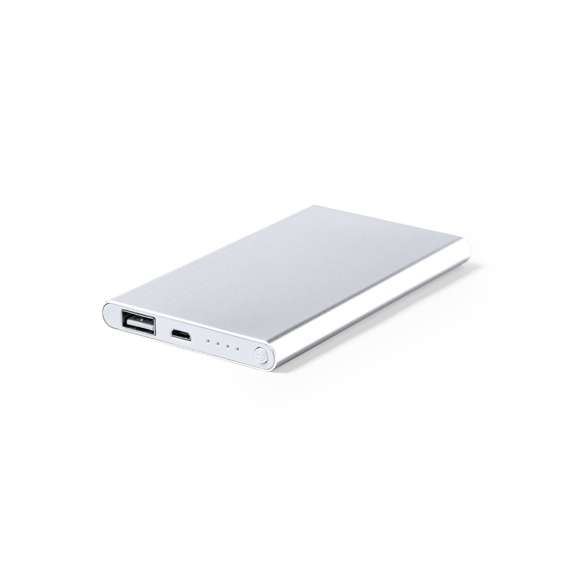  	Batería auxiliar externa de 2.200 mAh, de diseño plano y fabricada en aluminio. Con salida USB y entrada Micro USB. Indicadores LED de estado de carga y cable de carga Micro USB incluido. Presentada en caja individual de diseño kraft, con manual de instrucciones en español e inglés. 	 	Entrada micro USB: 5V DC 1A 	Salida USB: 5V DC 1A 	 	Las capacidades mostradas en todas nuestras baterías auxiliares externas son reales, incorporando todas ellas baterías de grado A y no recicladas, con una vida útil de al menos 500 ciclos de carga y según normativa CE. 	 	Además, están fabricadas conforme a los estándares RoHS y en cumplimiento con los siguientes requisitos de seguridad: 	 	Sistema de protección contra sobrecarga del power bank. 	Sistema de protección contra descarga completa que proporciona una mayor durabilidad del power bank. 	Sistema de bloqueo para evitar cortocircuitos. 	Sistema de transferencia de carga constante, acorde con la capacidad del dispositivo de destino.
