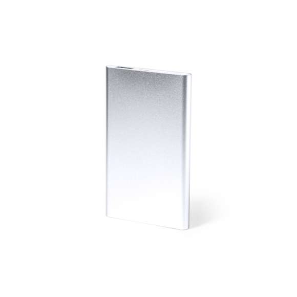  	Batería auxiliar externa de 2.200 mAh, de diseño plano y fabricada en aluminio. Con salida USB y entrada Micro USB. Indicadores LED de estado de carga y cable de carga Micro USB incluido. Presentada en caja individual de diseño kraft, con manual de instrucciones en español e inglés. 	 	Entrada micro USB: 5V DC 1A 	Salida USB: 5V DC 1A 	 	Las capacidades mostradas en todas nuestras baterías auxiliares externas son reales, incorporando todas ellas baterías de grado A y no recicladas, con una vida útil de al menos 500 ciclos de carga y según normativa CE. 	 	Además, están fabricadas conforme a los estándares RoHS y en cumplimiento con los siguientes requisitos de seguridad: 	 	Sistema de protección contra sobrecarga del power bank. 	Sistema de protección contra descarga completa que proporciona una mayor durabilidad del power bank. 	Sistema de bloqueo para evitar cortocircuitos. 	Sistema de transferencia de carga constante, acorde con la capacidad del dispositivo de destino.