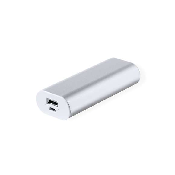  	Batería auxiliar externa de 2.200 mAh, de diseño curvado y fabricada en aluminio. Con salida USB y entrada Micro USB. Indicadores LED de estado de carga y cable de carga Micro USB incluido. Presentada en caja individual de diseño kraft, con manual de instrucciones en español e inglés. 	 	Entrada micro USB: 5V DC 1A 	Salida USB: 5V DC 1A 	 	Las capacidades mostradas en todas nuestras baterías auxiliares externas son reales, incorporando todas ellas baterías de grado A y no recicladas, con una vida útil de al menos 500 ciclos de carga y según normativa CE. 	 	Además, están fabricadas conforme a los estándares RoHS y en cumplimiento con los siguientes requisitos de seguridad: 	 	Sistema de protección contra sobrecarga del power bank. 	Sistema de protección contra descarga completa que proporciona una mayor durabilidad del power bank. 	Sistema de bloqueo para evitar cortocircuitos. 	Sistema de transferencia de carga constante, acorde con la capacidad del dispositivo de destino.