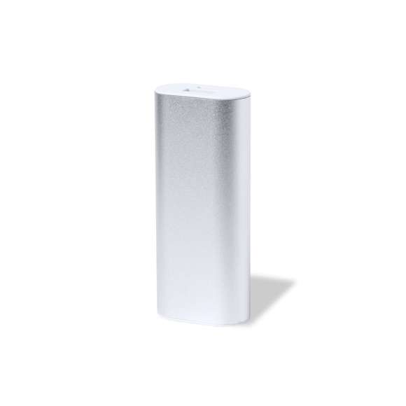  	Batería auxiliar externa de 2.200 mAh, de diseño curvado y fabricada en aluminio. Con salida USB y entrada Micro USB. Indicadores LED de estado de carga y cable de carga Micro USB incluido. Presentada en caja individual de diseño kraft, con manual de instrucciones en español e inglés. 	 	Entrada micro USB: 5V DC 1A 	Salida USB: 5V DC 1A 	 	Las capacidades mostradas en todas nuestras baterías auxiliares externas son reales, incorporando todas ellas baterías de grado A y no recicladas, con una vida útil de al menos 500 ciclos de carga y según normativa CE. 	 	Además, están fabricadas conforme a los estándares RoHS y en cumplimiento con los siguientes requisitos de seguridad: 	 	Sistema de protección contra sobrecarga del power bank. 	Sistema de protección contra descarga completa que proporciona una mayor durabilidad del power bank. 	Sistema de bloqueo para evitar cortocircuitos. 	Sistema de transferencia de carga constante, acorde con la capacidad del dispositivo de destino.