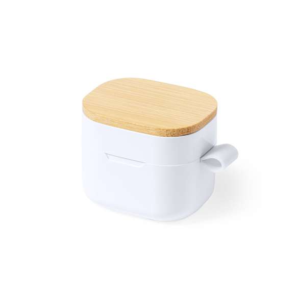 Auriculares inalámbricos Limited Edition. Un rompedor diseño que conjuga diseño, funcionalidad, y sostenibilidad. En elegante acabado de color blanco en combinación con detalles en bambú natural y presentados en estuche cargador blanco con distinguida tapa de bambú. De diseño ergonómico, incluyen botón de control táctil integrado en el auricular, con base de carga a juego y luz LED indicadora de carga. Con conexión Bluetooth 5.0. Función manos libres y recargables con cable USB C incluido. Manual de instrucciones en Español e Inglés incluido.  De la perfecta combinación entre exclusividad y diseño, nace Limited Edition, una colección especial de ideas promocionales de edidición limitada. Un nuevo concepto, inspirado en la fusión de artículos premium con las últimas y más novedosas tendencias y que cuenta con una seleción limitada de unidades, convirtiendo así un regalo en una experiencia única e inolvidable.  Exclusivo estuche de presentación Limited Edition, con diseño protegido por derechos de propiedad industrial.  Incluida tarjeta con descripción de Limited Edition en cartón reciclado.