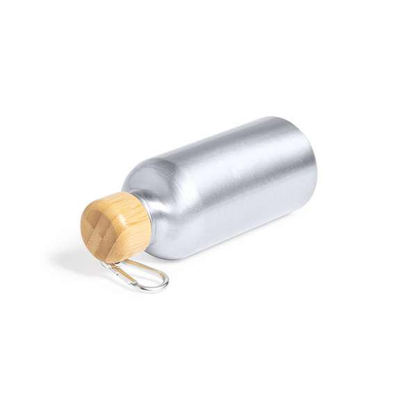 Bidón de línea nature y 400 ml de capacidad. Cuerpo en aluminio de acabado mate y tapón de bambú con mosquetón a juego para fácil transporte. Libre de BPA y presentado en atractiva caja de diseño eco.