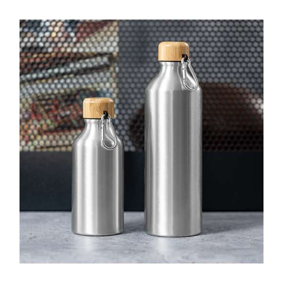Bidón de línea nature y 400 ml de capacidad. Cuerpo en aluminio de acabado mate y tapón de bambú con mosquetón a juego para fácil transporte. Libre de BPA y presentado en atractiva caja de diseño eco.