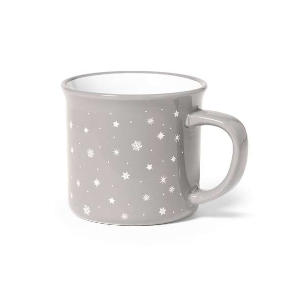 Taza de cerámica con diseño navideño vintage y 280 ml de capacidad. Con área de marcaje especial en el frontal. Presentada en atractiva caja individual kraft.