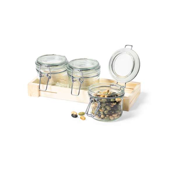  	Set de 3 Tarros de Cristal con 230 ml de capacidad. Complementos versátiles para organizar tu casa, cocina, despensa… según tus gustos y necesidades. Fabricados en cristal, y con cierres a presión de acero inoxidable, una combinación de materiales que ofrecen gran resistencia y durabilidad. Presentados en bandeja de madera y en caja individual de diseño eco.