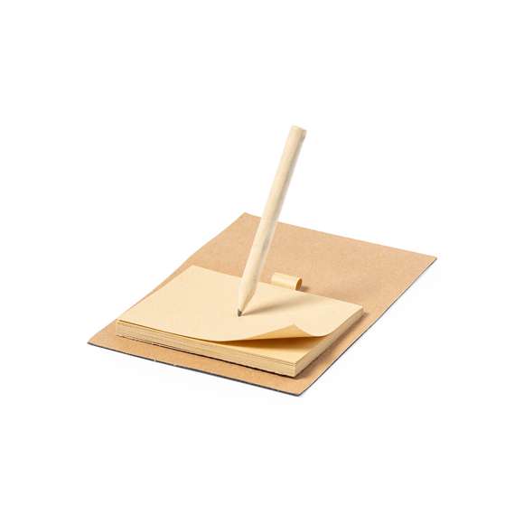  	Imán para notas de línea nature. Fabricado en resistente papel reciclado, incluye minilápiz de madera y bloc de notas con 40 hojas lisas en color crema.