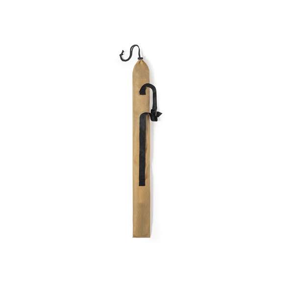 Bastón deportivo plegable y telescópico. Fabricado en resistente aluminio, con confortable mango ergonómico en corcho natural y accesorio de espuma para descansar las manos. Mecanismo de amortiguación, con refuerzo antideslizante en el extremo en contacto con el suelo y cinta de seguridad ajustable. Regulable en altura, incluye accesorio para nieve y viene presentado en funda de transporte en color natural, con cinta para hombro para fácil transporte y cierre en color negro.