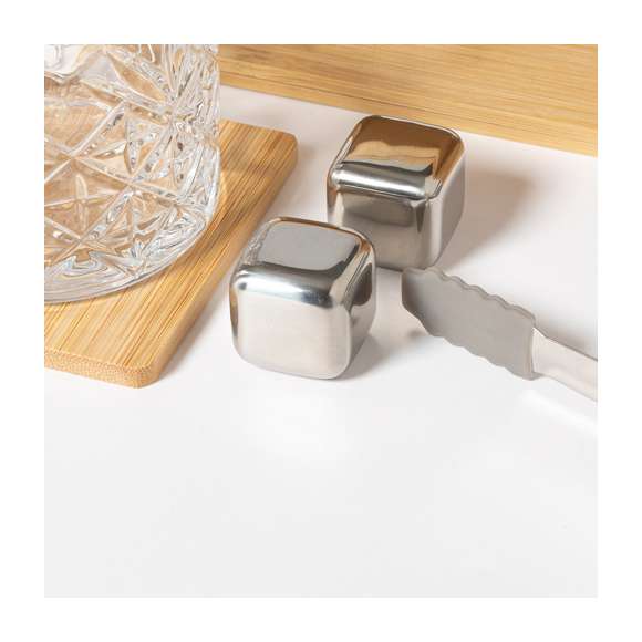 Set de whisky de alta calidad con elegante soporte en bambú. Incluye vaso de cristal de atractivo diseño y 350 ml de capacidad, 2 cubitos enfriadores reutilizables en acero inox, con pinzas juego y posavasos de bambú. Presentado en caja individual de diseño eco en cartón kraft.