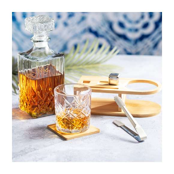 Set de whisky de alta calidad con elegante soporte en bambú. Incluye vaso de cristal de atractivo diseño y 350 ml de capacidad, 2 cubitos enfriadores reutilizables en acero inox, con pinzas juego y posavasos de bambú. Presentado en caja individual de diseño eco en cartón kraft.