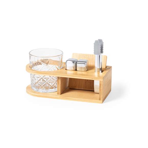 Set de whisky de alta calidad con elegante soporte en bambú. Incluye vaso de cristal de atractivo diseño y 350 ml de capacidad, 2 cubitos enfriadores reutilizables en acero inox, con pinzas juego y posavasos de bambú. Presentado en caja individual de diseño eco en cartón kraft.