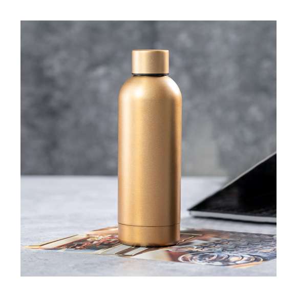 Bidón de acero inox de 800 ml de capacidad, disponible en variada gama de colores metalizados de acabado mate. Presentado en atractiva caja de diseño.