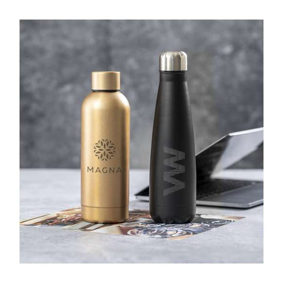 Bidón de acero inox de 800 ml de capacidad, disponible en variada gama de colores metalizados de acabado mate. Presentado en atractiva caja de diseño.