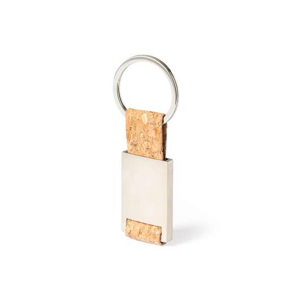 Llavero de línea nature con cinta en corcho natural y cuerpo metálico de acabado satinado. Presentado en bolsita individual con cartón interior eco.