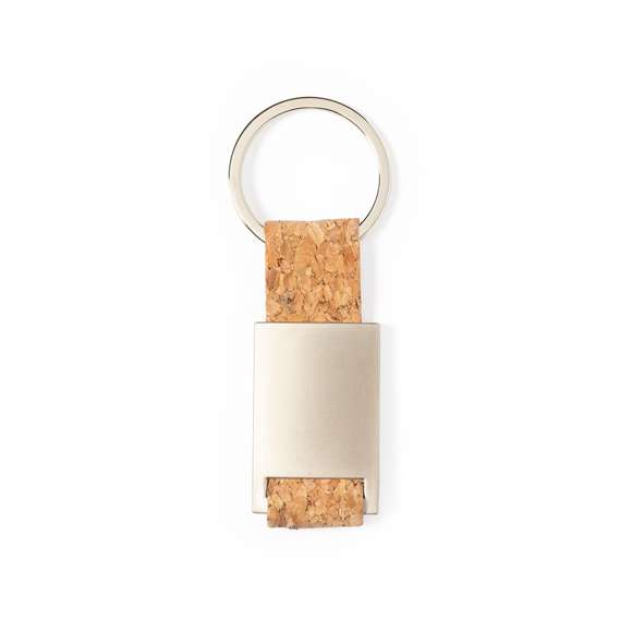 Llavero de línea nature con cinta en corcho natural y cuerpo metálico de acabado satinado. Presentado en bolsita individual con cartón interior eco.