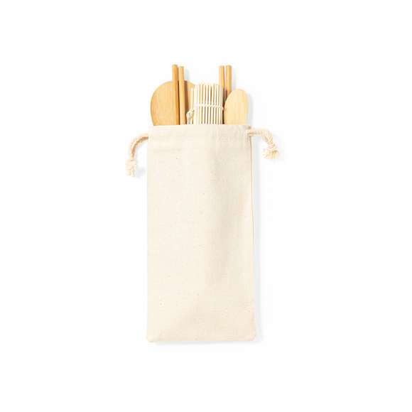  	Set de sushi de 5 piezas fabricado en bambú natural. Compuesto por una estera de sushi, 2 juegos de palillos, una cuchara y cuchillo/paleta para el arroz. Incluye bolsa de algodón para fácil transporte y almacenaje. Presentado en caja individual de diseño eco en cartón kraft.