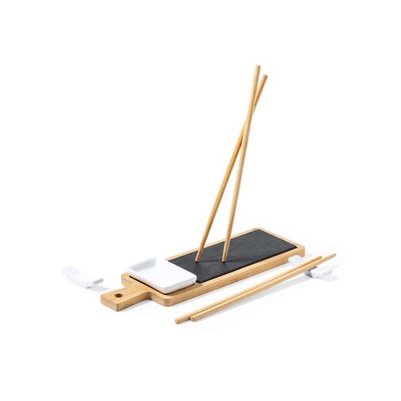  	Set de sushi premium de 6 piezas, fabricado en bambú y pizarra natural, e ideal para servicio o presentación. Incluye tabla de presentación de bambú en combinación con pizarra natural , 2 juegos de palillos en bambú natural con soportes de cerámica y un cuenco de cerámica. Presentado en caja individual de diseño eco en cartón kraft.