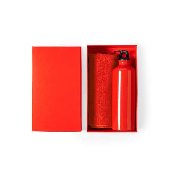 Set de bidón y toalla a juego. Incluye:  Bidón de 800 ml de capacidad con cuerpo en aluminio de acabado brillo. Con tapón de seguridad a rosca y mosquetón metálico de transporte.  Toalla absorbente fabricada en microfibra de 160g/m2 y tamaño 40x90 cm.  Set disponible en variada gama de colores y presentado en caja de cartón con colores a juego.