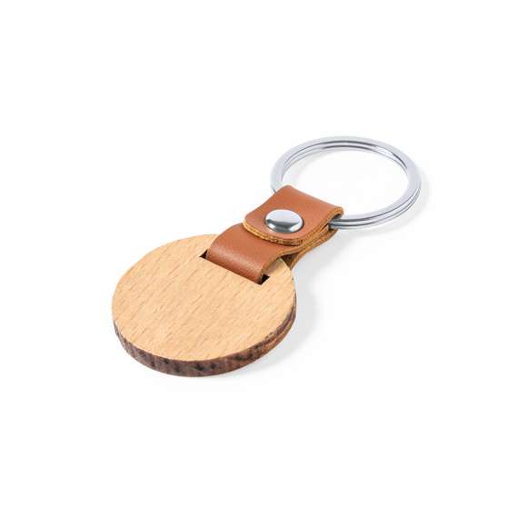 Llavero de línea nature fabricado en madera natural, con original cinta en polipiel marrón y remache cromado. Disponible en diseños rectangular y circular. Presentado en bolsita individual auto-cierre, con cartón interior eco.