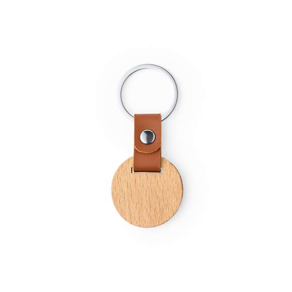 Llavero de línea nature fabricado en madera natural, con original cinta en polipiel marrón y remache cromado. Disponible en diseños rectangular y circular. Presentado en bolsita individual auto-cierre, con cartón interior eco.