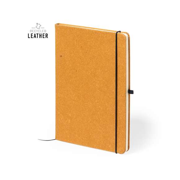 Bloc de notas de línea nature. Con tapas rígidas fabricadas en cuero reciclado, que rescata las fibras desechadas en los procesos de fabricación, minimizando el desperdicio de material, contribuyendo a reducir el impacto ambiental y manteniendo a la vez sus propiedades originales. Interior con 100 hojas de disposición a una raya. Incluye marcapáginas, elástico de cierre y soporte para bolígrafo a juego. Incluye distintivo cuero reciclado.
