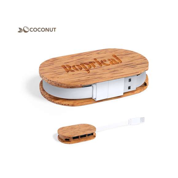 	Puerto USB 2.0 de línea nature fabricado en coco. Tras el consumo de su fruto, del coco y su planta se pueden obtener multitud de productos, contribuyendo a la sostenibilidad del planeta y fomentando el uso de materias primas naturales. Incluye 1 puerto Tipo C y 3 puertos USB. Presentado en caja individual de diseño eco en cartón kraft.