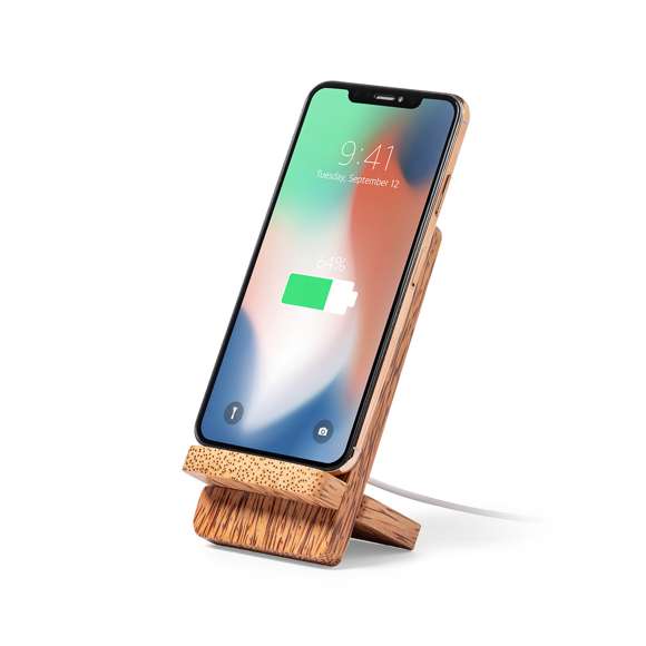 Cargador inalámbrico 15W de línea nature con función soporte para smartphone y fabricado en coco. Tras el consumo de su fruto, del coco y su planta se pueden obtener multitud de productos, contribuyendo a la sostenibilidad del planeta y fomentando el uso de materias primas naturales. Compatible con dispositivos equipados con tecnología de carga inalámbrica. Amplia superficie de marcaje y presentado en caja individual de diseño eco en cartón kraft.
