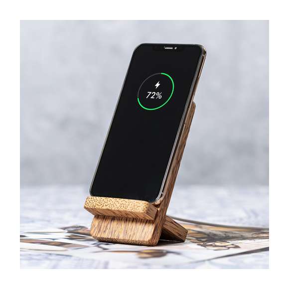 Cargador inalámbrico 15W de línea nature con función soporte para smartphone y fabricado en coco. Tras el consumo de su fruto, del coco y su planta se pueden obtener multitud de productos, contribuyendo a la sostenibilidad del planeta y fomentando el uso de materias primas naturales. Compatible con dispositivos equipados con tecnología de carga inalámbrica. Amplia superficie de marcaje y presentado en caja individual de diseño eco en cartón kraft.