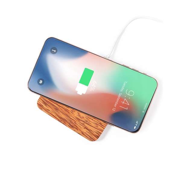 Cargador inalámbrico 10W de línea nature fabricado en coco. Tras el consumo de su fruto, del coco y su planta se pueden obtener multitud de productos, contribuyendo a la sostenibilidad del planeta y fomentando el uso de materias primas naturales. Incluye 2 salidas USB de 2100mA y es compatible con dispositivos equipados con tecnología de carga inalámbrica. Amplia superficie de marcaje y presentado en caja individual de diseño eco en cartón kraft.