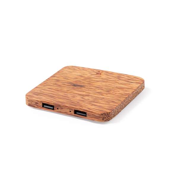 Cargador inalámbrico 10W de línea nature fabricado en coco. Tras el consumo de su fruto, del coco y su planta se pueden obtener multitud de productos, contribuyendo a la sostenibilidad del planeta y fomentando el uso de materias primas naturales. Incluye 2 salidas USB de 2100mA y es compatible con dispositivos equipados con tecnología de carga inalámbrica. Amplia superficie de marcaje y presentado en caja individual de diseño eco en cartón kraft.