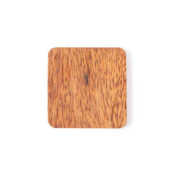 Cargador inalámbrico 10W de línea nature fabricado en coco. Tras el consumo de su fruto, del coco y su planta se pueden obtener multitud de productos, contribuyendo a la sostenibilidad del planeta y fomentando el uso de materias primas naturales. Incluye 2 salidas USB de 2100mA y es compatible con dispositivos equipados con tecnología de carga inalámbrica. Amplia superficie de marcaje y presentado en caja individual de diseño eco en cartón kraft.