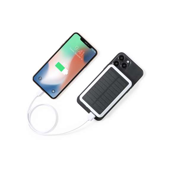 Batería auxiliar externa de recarga solar y de gran capacidad de carga -8.000 mAh-. Con cargador inalámbrico integrado 15W y fijación magnética para poder usar el dispositivo mientras se está cargando. En resistente ABS, con conector de entrada y salida Tipo C + 2 salidas USB. Incluye anillo adhesivo, siendo válido para todos los dispositivos con tecnología Magsafe y Qi. Presentada en atractiva caja individual de diseño.Las capacidades mostradas en todas nuestras baterías auxiliares externas son reales, incorporando todas ellas baterías de grado A y no recicladas, con una vida útil de al menos 500 ciclos de carga y según normativa CE. Además, están fabricadas conforme a los estándares RoHS y en cumplimiento con los siguientes requisitos de seguridad: Sistema de protección contra sobrecarga del power bank. Sistema de protección contra descarga completa que proporciona una mayor durabilidad del power bank. Sistema de bloqueo para evitar cortocircuitos. Sistema de transferencia de carga constante, acorde con la capacidad del dispositivo de destino.