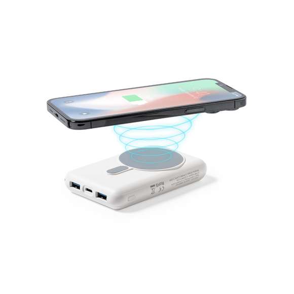 Batería auxiliar externa de recarga solar y de gran capacidad de carga -8.000 mAh-. Con cargador inalámbrico integrado 15W y fijación magnética para poder usar el dispositivo mientras se está cargando. En resistente ABS, con conector de entrada y salida Tipo C + 2 salidas USB. Incluye anillo adhesivo, siendo válido para todos los dispositivos con tecnología Magsafe y Qi. Presentada en atractiva caja individual de diseño.Las capacidades mostradas en todas nuestras baterías auxiliares externas son reales, incorporando todas ellas baterías de grado A y no recicladas, con una vida útil de al menos 500 ciclos de carga y según normativa CE. Además, están fabricadas conforme a los estándares RoHS y en cumplimiento con los siguientes requisitos de seguridad: Sistema de protección contra sobrecarga del power bank. Sistema de protección contra descarga completa que proporciona una mayor durabilidad del power bank. Sistema de bloqueo para evitar cortocircuitos. Sistema de transferencia de carga constante, acorde con la capacidad del dispositivo de destino.