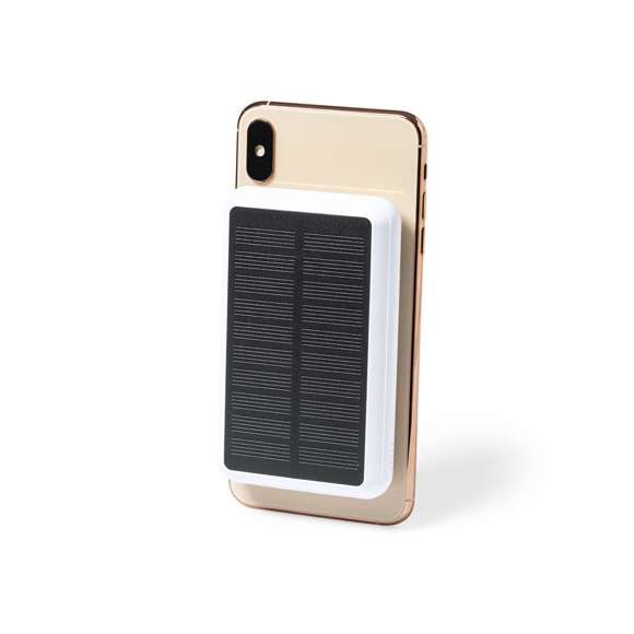 Batería auxiliar externa de recarga solar y de gran capacidad de carga -8.000 mAh-. Con cargador inalámbrico integrado 15W y fijación magnética para poder usar el dispositivo mientras se está cargando. En resistente ABS, con conector de entrada y salida Tipo C + 2 salidas USB. Incluye anillo adhesivo, siendo válido para todos los dispositivos con tecnología Magsafe y Qi. Presentada en atractiva caja individual de diseño.Las capacidades mostradas en todas nuestras baterías auxiliares externas son reales, incorporando todas ellas baterías de grado A y no recicladas, con una vida útil de al menos 500 ciclos de carga y según normativa CE. Además, están fabricadas conforme a los estándares RoHS y en cumplimiento con los siguientes requisitos de seguridad: Sistema de protección contra sobrecarga del power bank. Sistema de protección contra descarga completa que proporciona una mayor durabilidad del power bank. Sistema de bloqueo para evitar cortocircuitos. Sistema de transferencia de carga constante, acorde con la capacidad del dispositivo de destino.