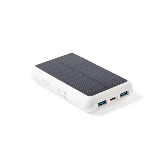 Batería auxiliar externa de recarga solar y de gran capacidad de carga -8.000 mAh-. Con cargador inalámbrico integrado 15W y fijación magnética para poder usar el dispositivo mientras se está cargando. En resistente ABS, con conector de entrada y salida Tipo C + 2 salidas USB. Incluye anillo adhesivo, siendo válido para todos los dispositivos con tecnología Magsafe y Qi. Presentada en atractiva caja individual de diseño.Las capacidades mostradas en todas nuestras baterías auxiliares externas son reales, incorporando todas ellas baterías de grado A y no recicladas, con una vida útil de al menos 500 ciclos de carga y según normativa CE. Además, están fabricadas conforme a los estándares RoHS y en cumplimiento con los siguientes requisitos de seguridad: Sistema de protección contra sobrecarga del power bank. Sistema de protección contra descarga completa que proporciona una mayor durabilidad del power bank. Sistema de bloqueo para evitar cortocircuitos. Sistema de transferencia de carga constante, acorde con la capacidad del dispositivo de destino.
