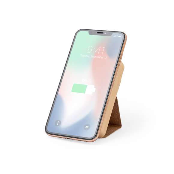 Batería auxiliar externa de línea nature, fabricada en bambú y con soporte en corcho natural. De 5.000 mAh de capacidad de carga, con cargador inalámbrico integrado 15W y fijación magnética para poder usar el dispositivo mientras se está cargando. Conector de entrada y salida Tipo C + salida USB. Incluye anillo adhesivo, siendo válido para todos los dispositivos con tecnología Magsafe y Qi. Presentada en caja individual de diseño eco en cartón kraft.Las capacidades mostradas en todas nuestras baterías auxiliares externas son reales, incorporando todas ellas baterías de grado A y no recicladas, con una vida útil de al menos 500 ciclos de carga y según normativa CE. Además, están fabricadas conforme a los estándares RoHS y en cumplimiento con los siguientes requisitos de seguridad: Sistema de protección contra sobrecarga del power bank. Sistema de protección contra descarga completa que proporciona una mayor durabilidad del power bank. Sistema de bloqueo para evitar cortocircuitos. Sistema de transferencia de carga constante, acorde con la capacidad del dispositivo de destino.