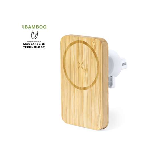 Soporte de rejilla de coche para smartphone de línea nature y fabricado en bambú. Con cargador inalámbrico 15W integrado y fijación magnética para poder usar el dispositivo mientras se está cargando. Incluye anillo adhesivo, siendo válido para todos los dispositivos con tecnología Magsafe y Qi. Presentado en caja individual de diseño eco en cartón kraft.